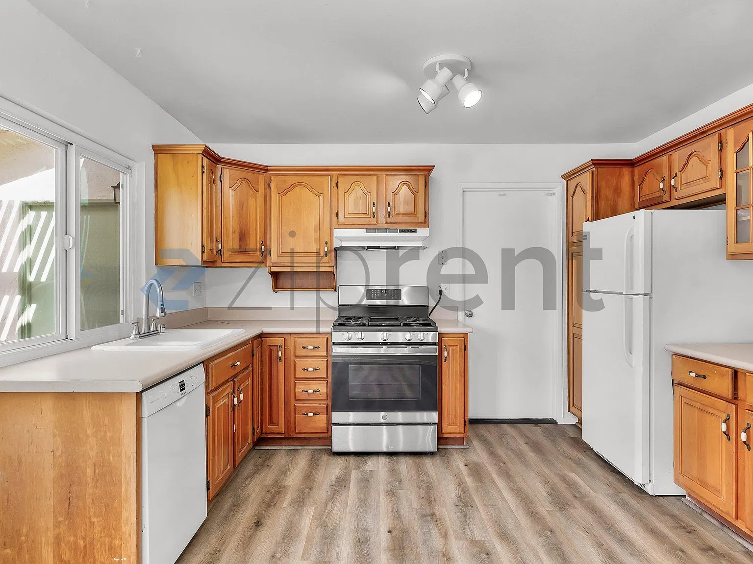 3 bed, 1254 sqft, $4,500 — Photo 3