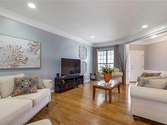 5th image of 24 Brighton Dr