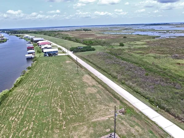 6102 Bayouside Dr, Chauvin, LA 70344