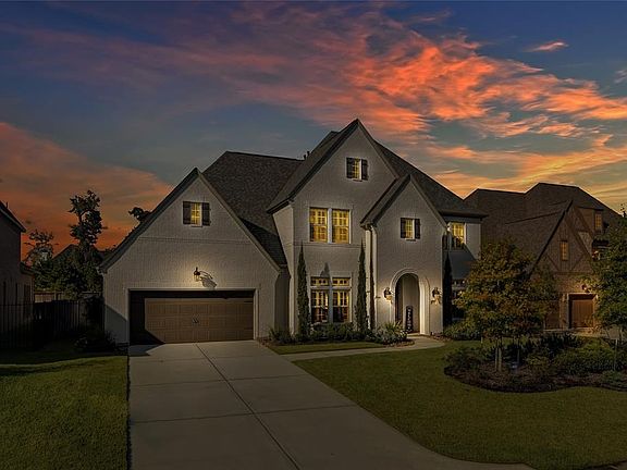 Absolutely stunning white brick Darling "like new" construction home located in Creekside West The Woodlands.