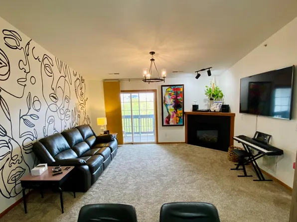 90 Circle Dr APT 12, North Liberty, IA 52317