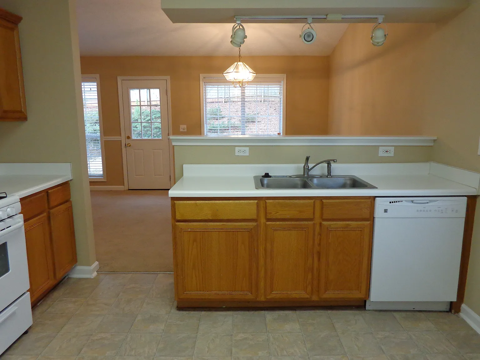 3 bed, 2.0 bath, 1587 sqft, $2,155 — Photo 3