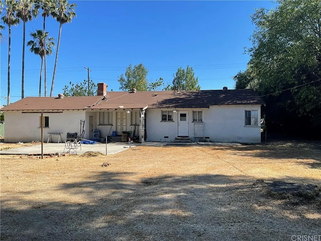 Back of the house - 20351 Strathern St