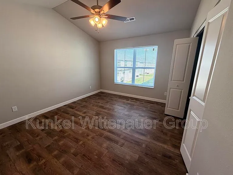 8401 Allied Way — Photo 10