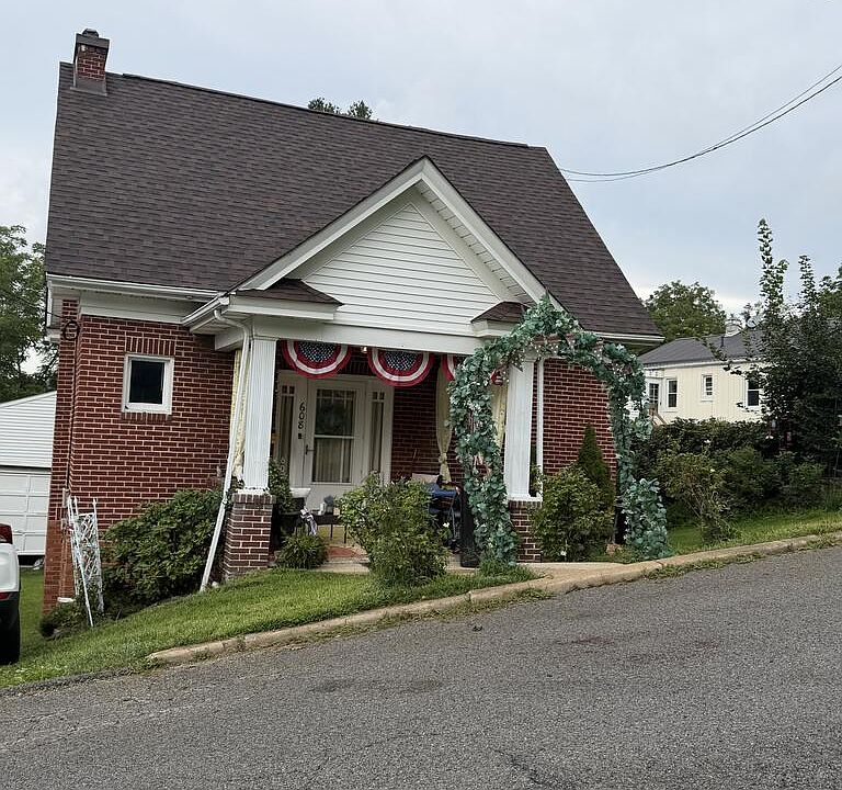 1st image of 608 Pearl St