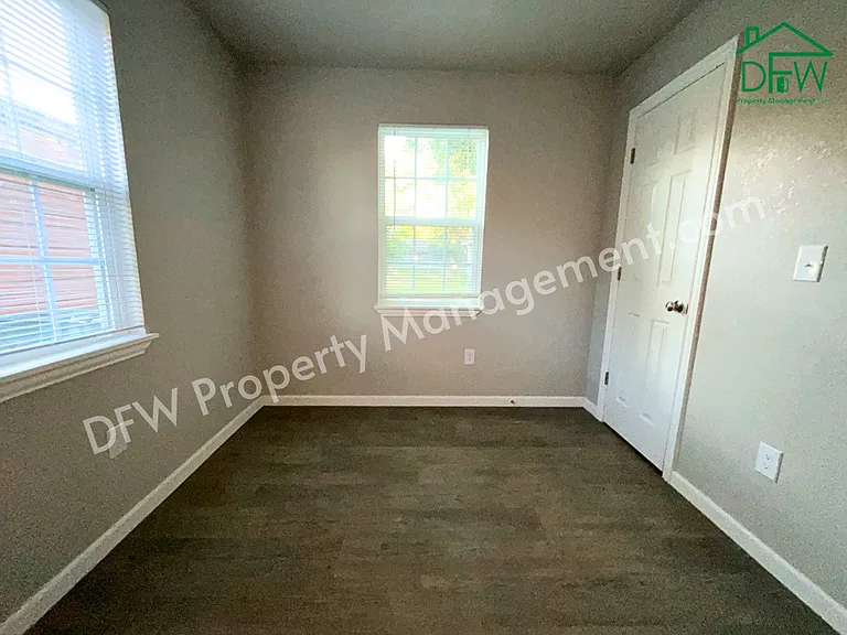 1808 NW Taft Ave — Photo 14