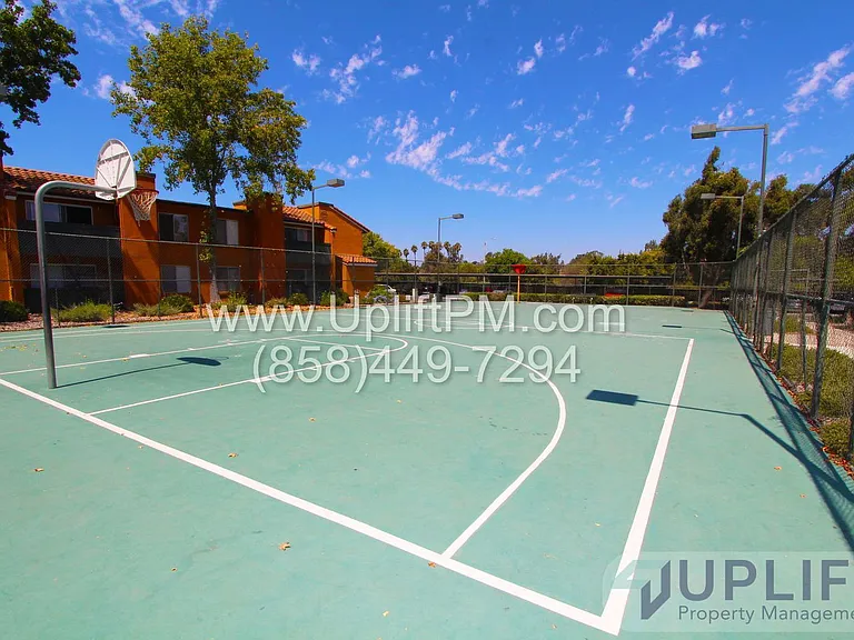 BONITA COURT APARTMENTS — Photo 14