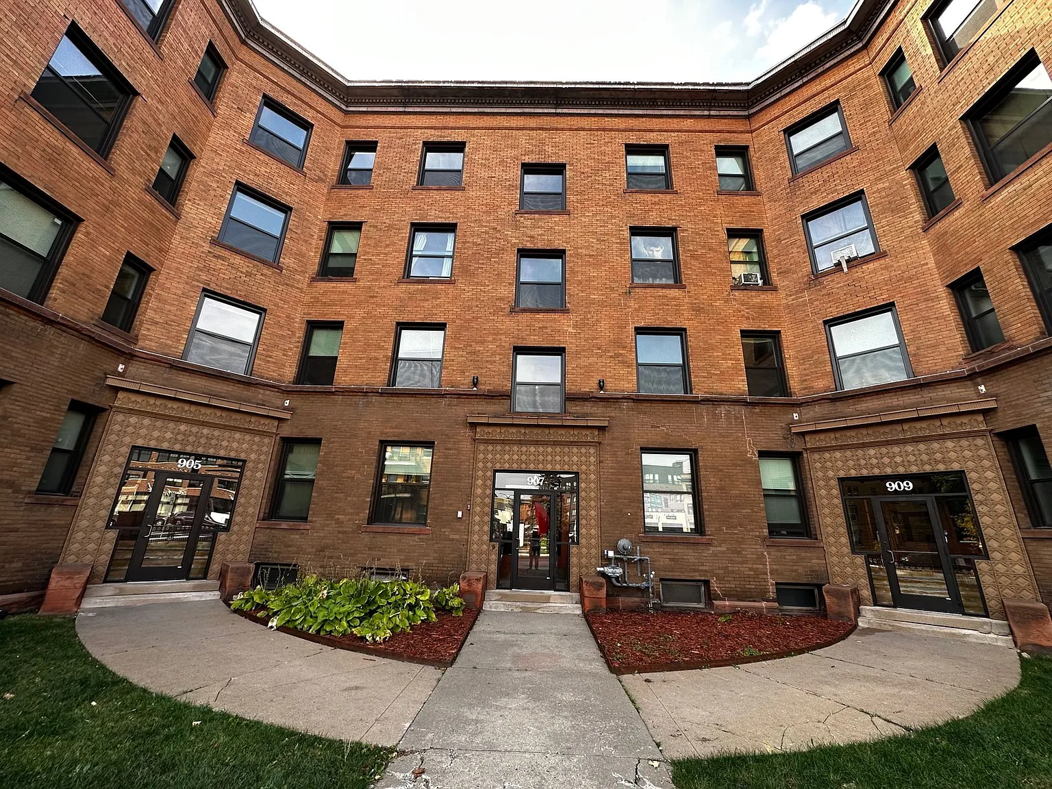 West Franklin Avenue Apartments — Photo 1