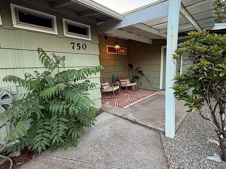 750 Waverly St — Photo 3