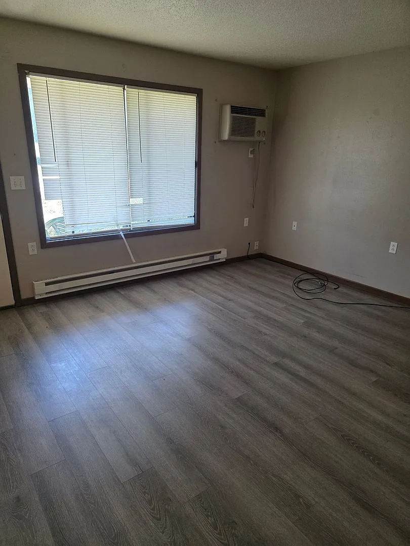 Country Plaza Apartments — Photo 2