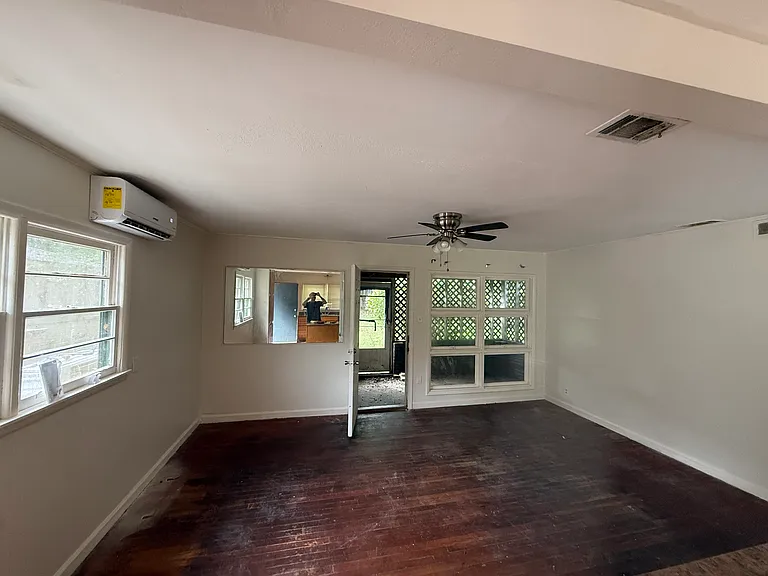 3063 Louise Dr N — Photo 2