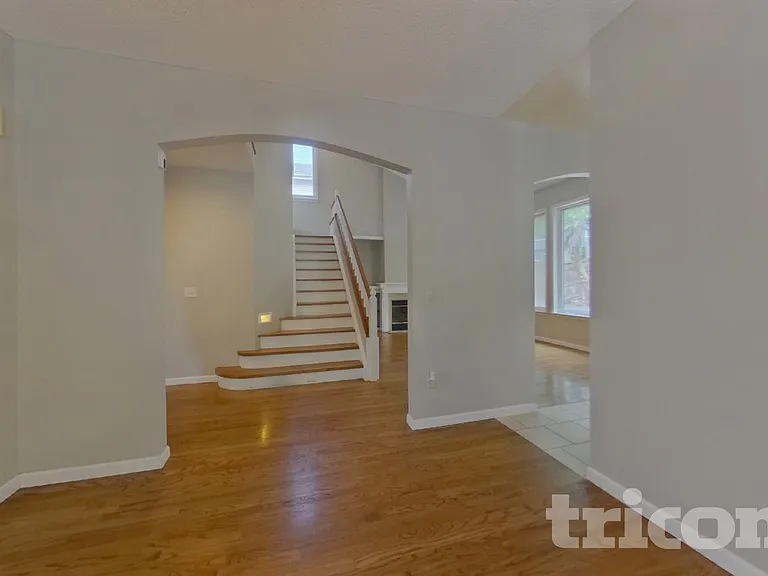 16240 Quarry Hill Dr — Photo 4