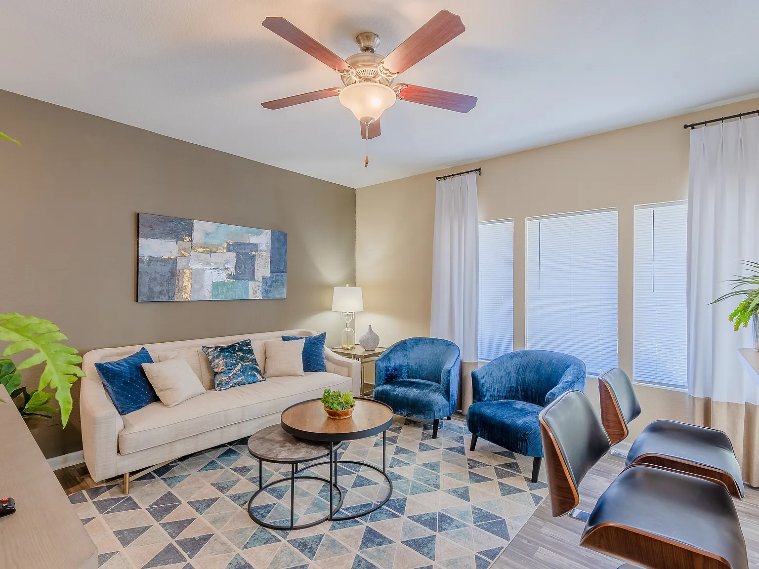 Country Club Apartments — Photo 3