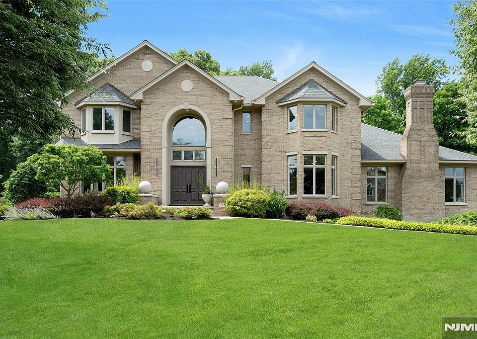 1st image of 527 Lydia Ln