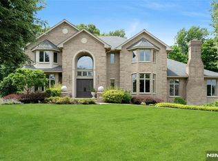 527 Lydia Ln, Wyckoff, NJ 07481