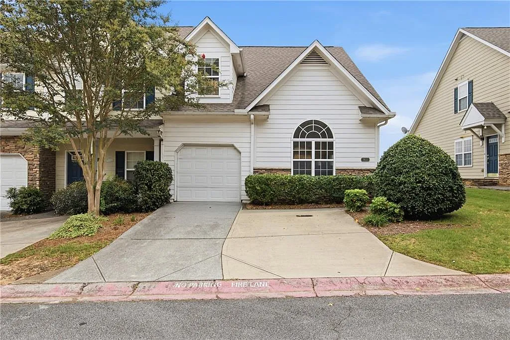 3 bed, 3.5 bath, 2750 sqft, $2,400 — Photo 1