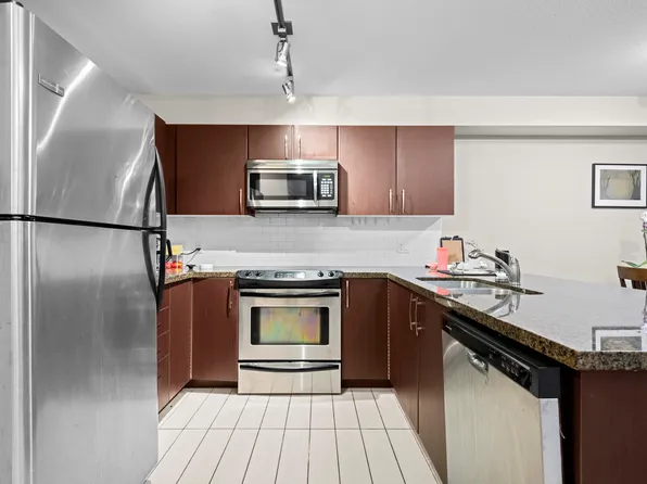 7337 Macpherson Ave #209, Burnaby, BC V5J 0A9
