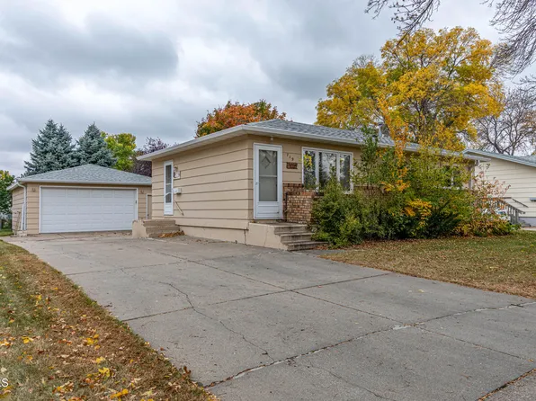 719 Albany Dr, Bismarck, ND 58504