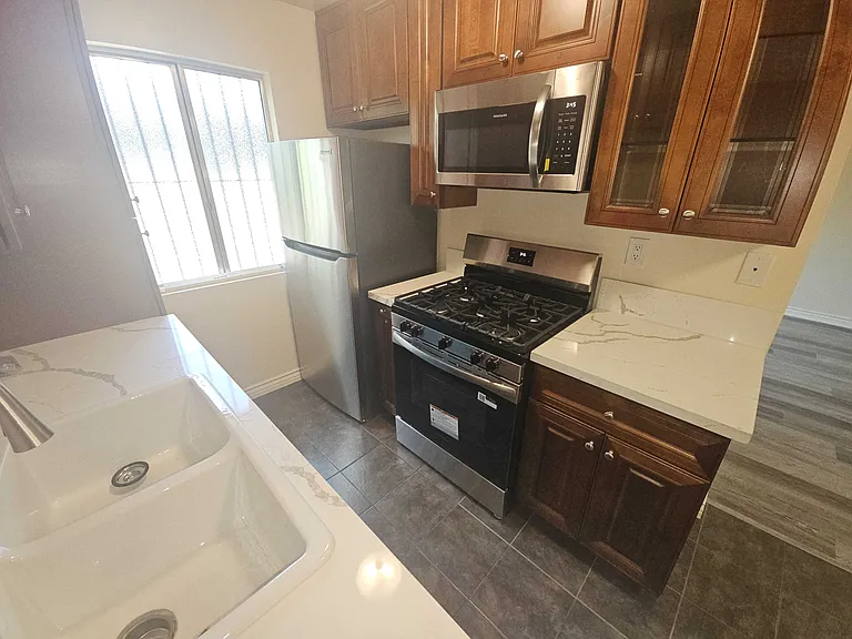 Mammoth Ave — Photo 9