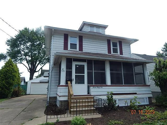 745 Vogel Ave NE photo 1
