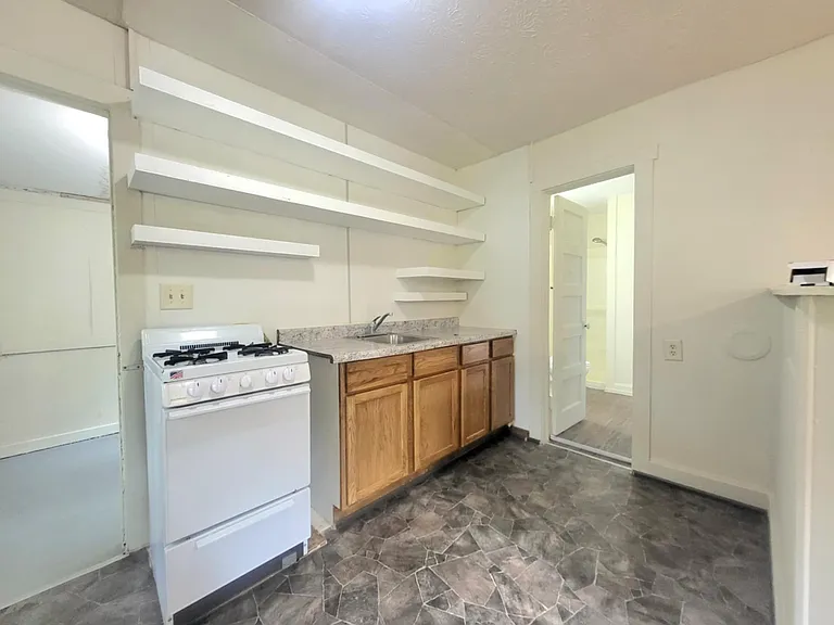 815 E Lynn St — Photo 4