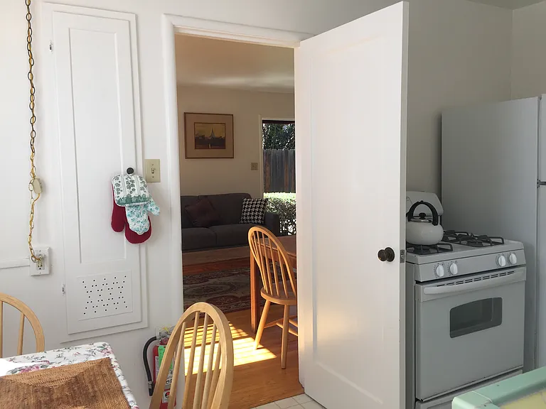 2046 Yale St — Photo 9