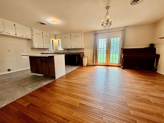 3rd image of 105 Ragland St