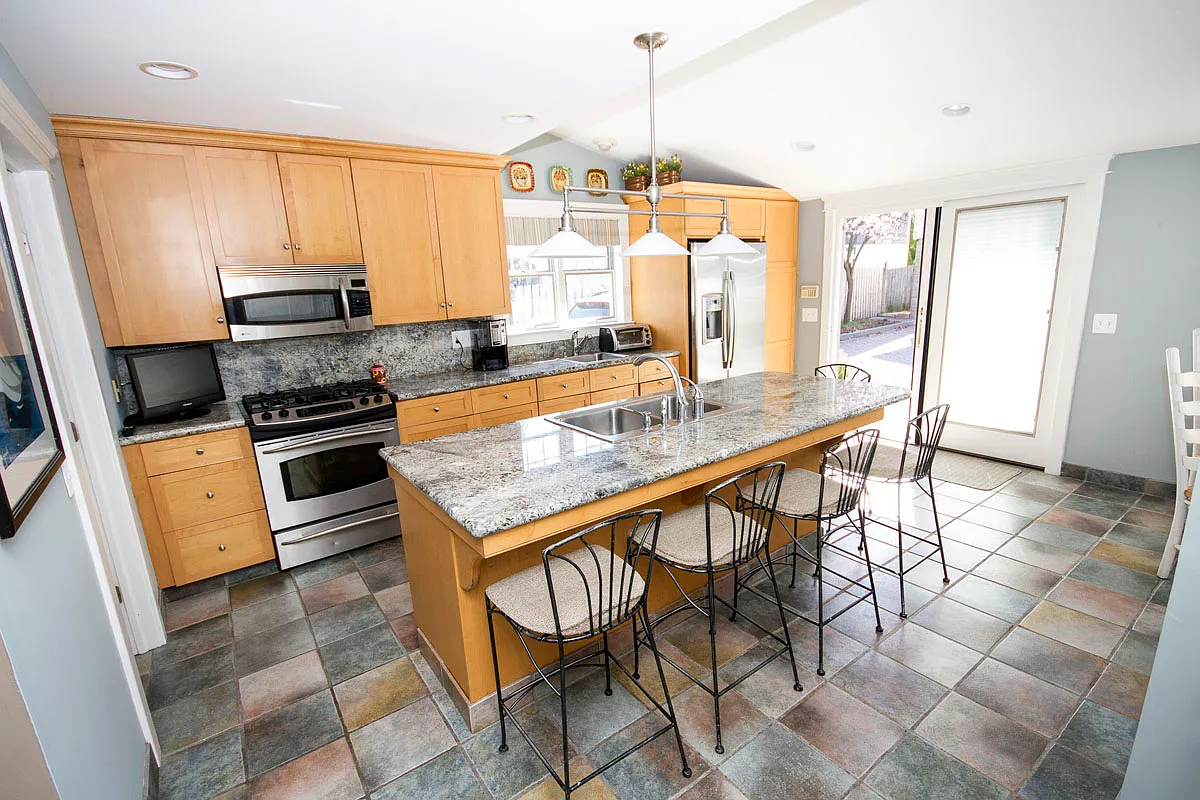 4 bed, 2210 sqft, $4,800 — Photo 3