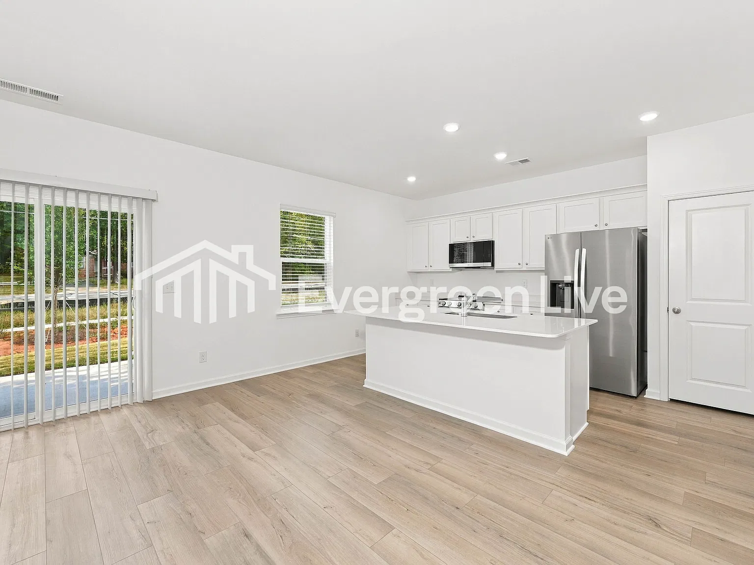 4 bed, 2.5 bath, 2233 sqft, $2,180 — Photo 4