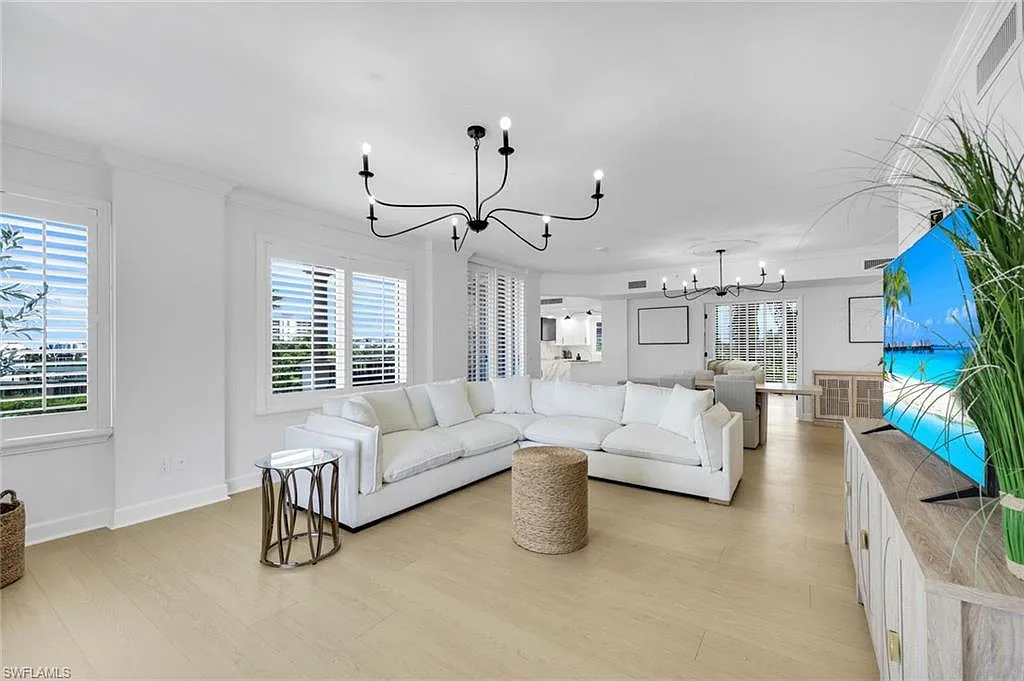 3 bed, 3.0 bath, 2560 sqft, $20,000 — Photo 2