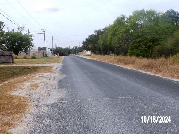200 Reyes Rd, Beeville, TX 78102