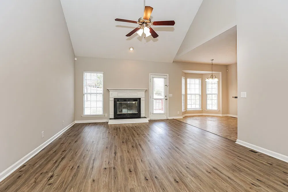 3 bed, 2.0 bath, 2400 sqft, $2,920 — Photo 4