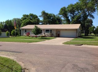 915 15th St, Hawarden, IA 51023