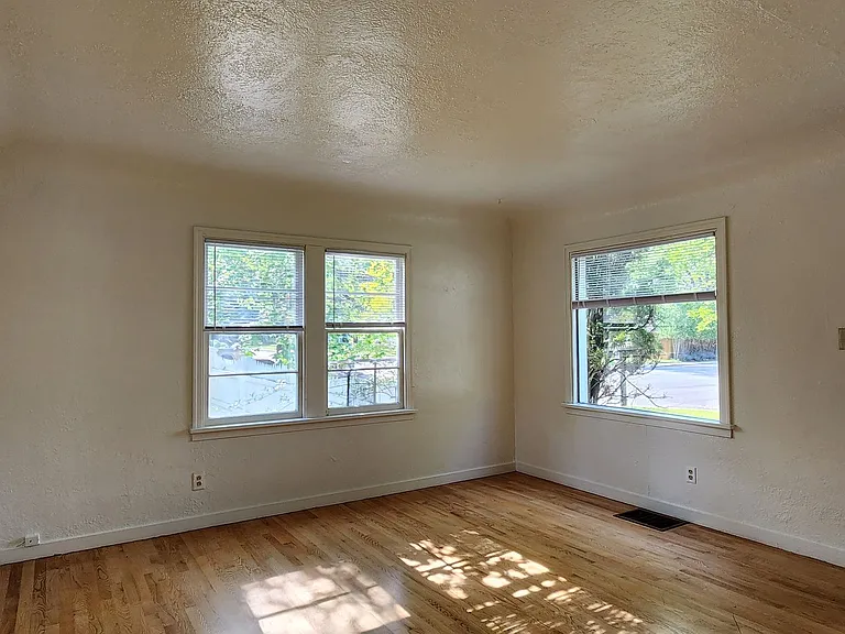 540 Beverly Ave — Photo 5