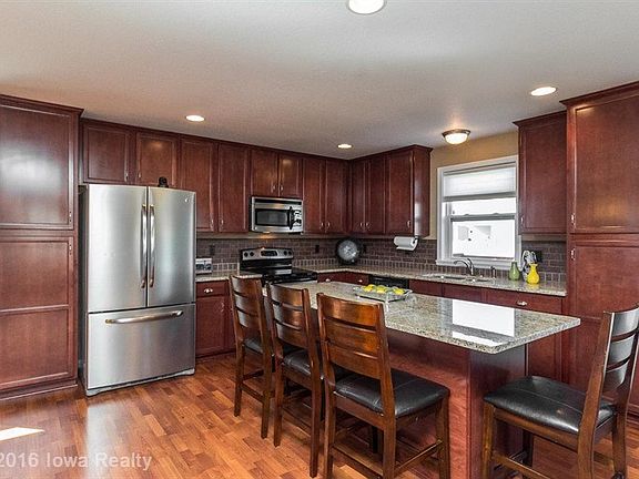 5th image of 2220 SE Willowbrook Dr