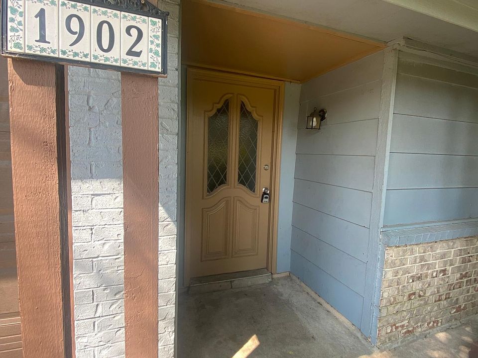 1st image of 1902 White Oak Dr