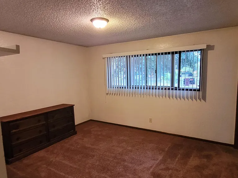 215 NW Coryell Ct — Photo 8