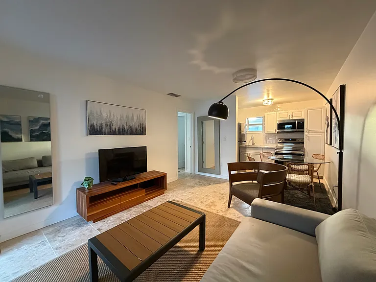 421 SW 9th St #4 — Photo 10
