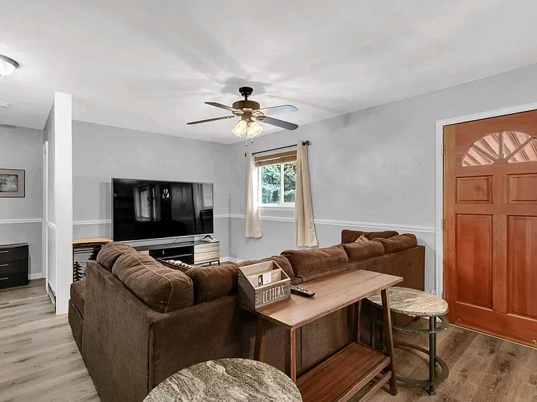 341 Longfellow Dr — Photo 2