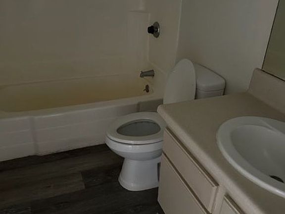 4th image of 2702 Karen Ave #4