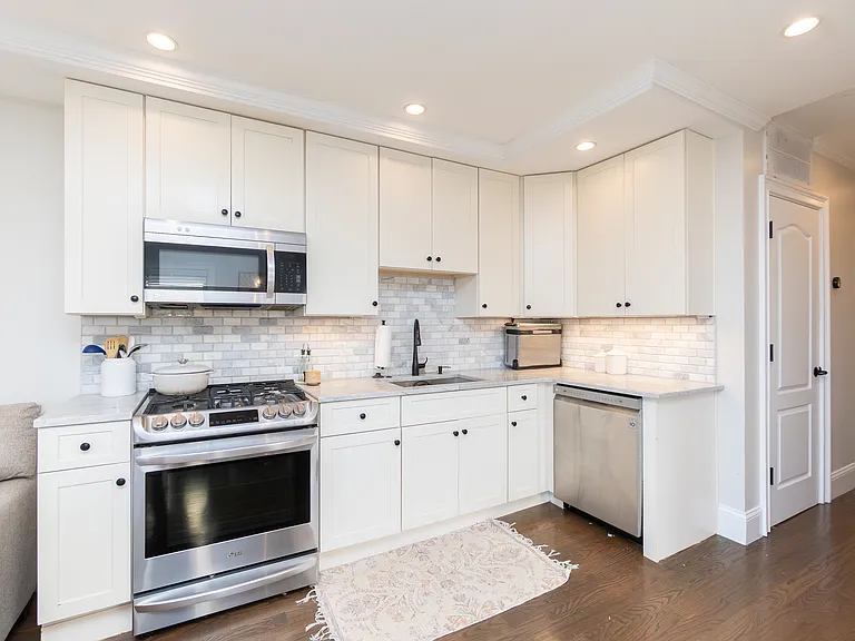 498 Sumner St #3 — Photo 37