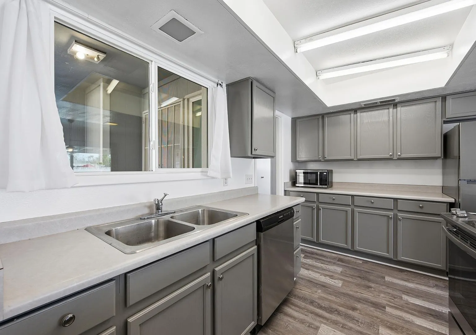 4 bed, 2.0 bath, 2102 sqft, $2,795 — Photo 4