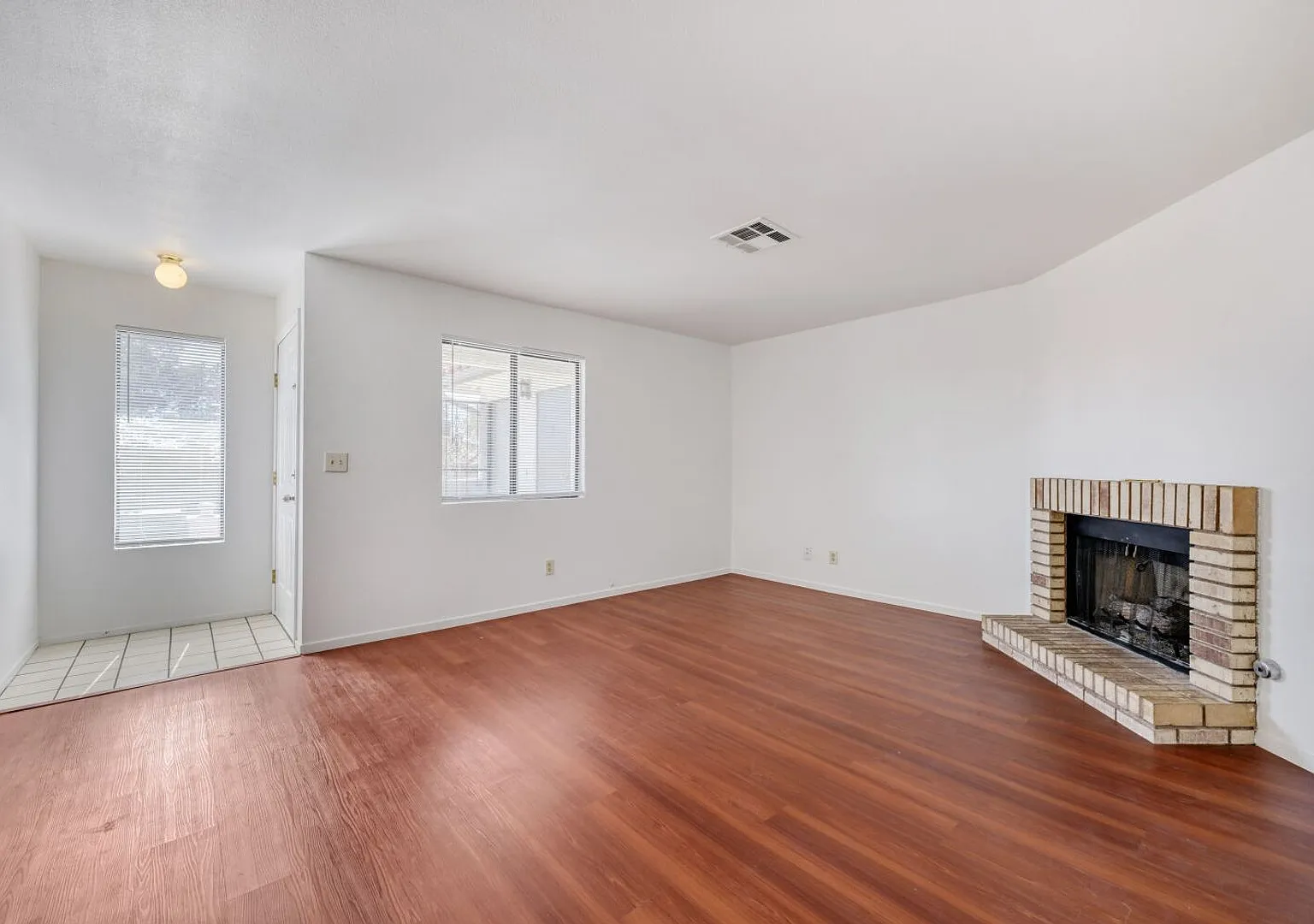 Cute and cozy 2 bedroom with all appliances — Photo 3
