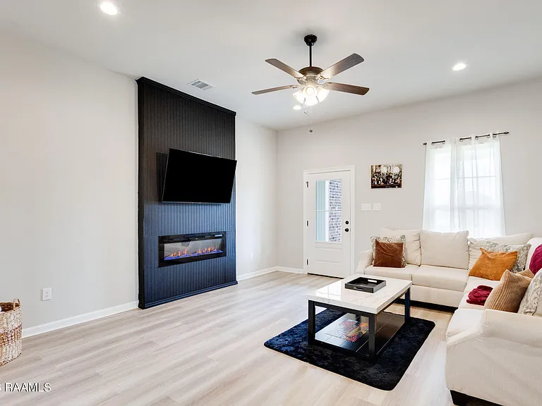 224 Crescent View Ln — Photo 3