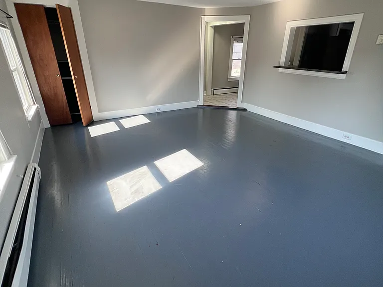 113 E 9th St #1 — Photo 4