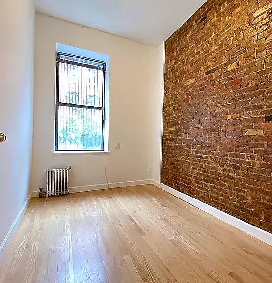 218 E 11th St #1 — Photo 4