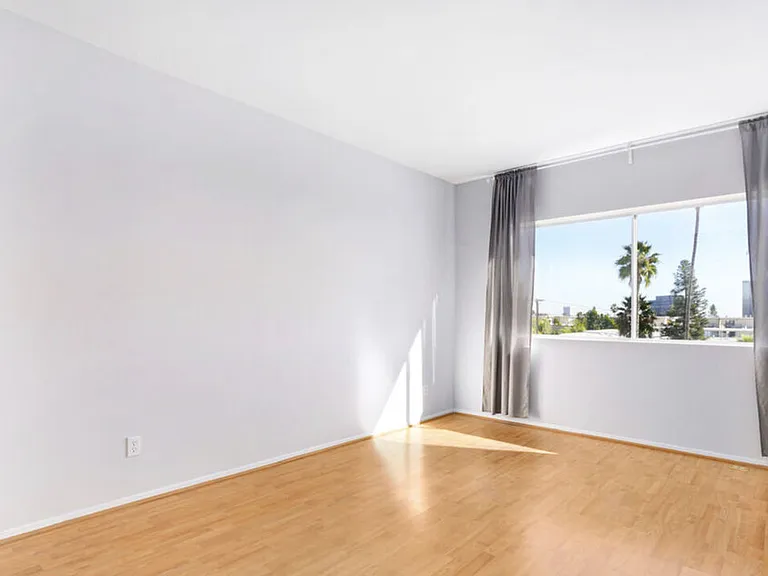 622 S Barrington Ave #304 — Photo 5