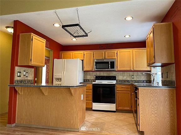5th image of 10425 Brighton St SE