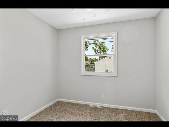 5th image of 303 Bayberry St