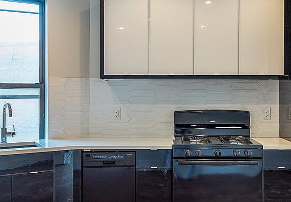 4th image of 663 Hancock St #13